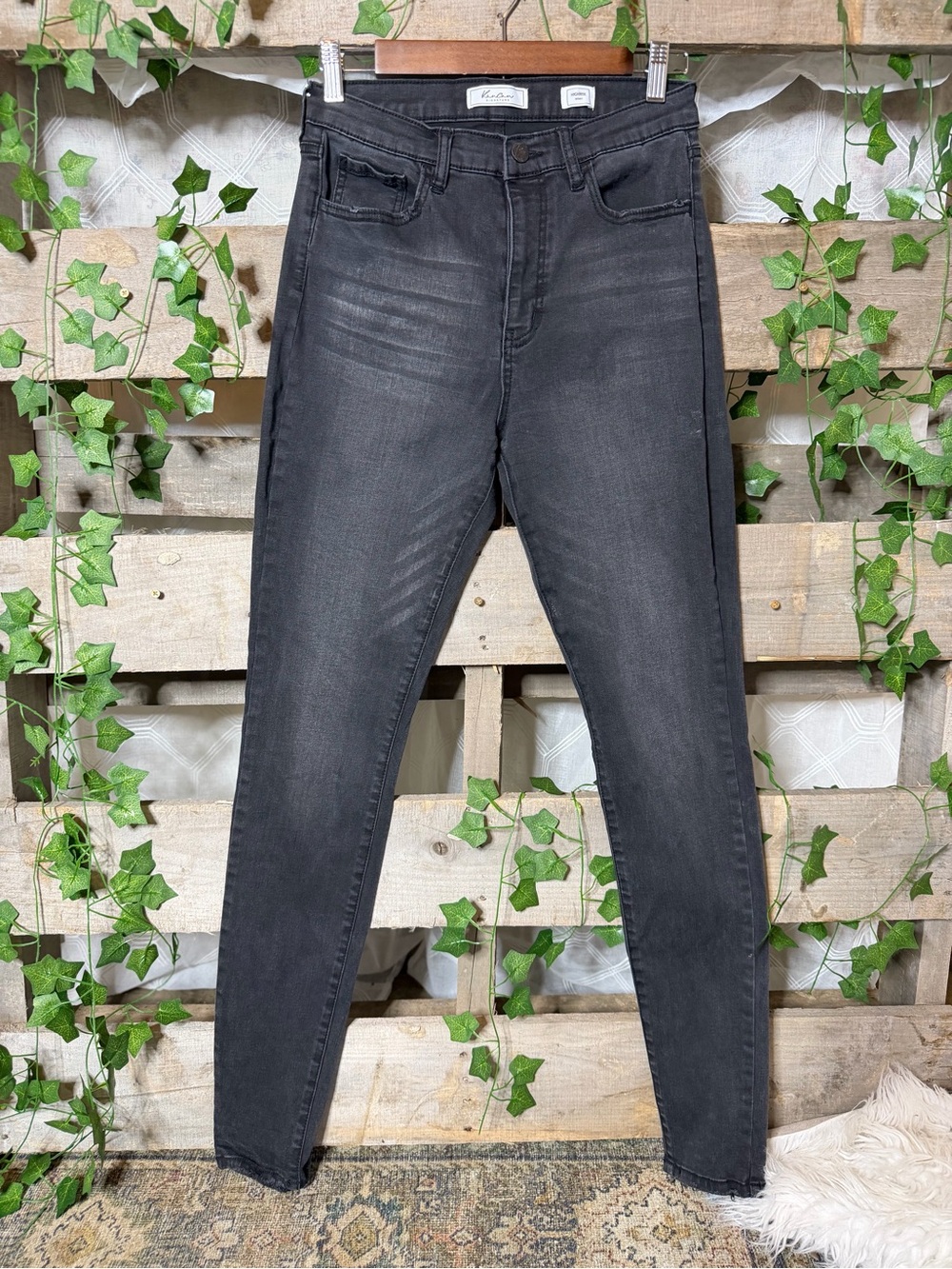 KanCan Skinny Jeans in Faded Charcoal Black